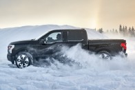 A sarkvidéki hideg sem állítja meg a Ford villany-pickupját 20