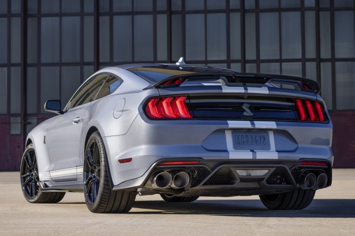 A Shelby Mustang vásárlói milliókat fizetnek két csíkért 2 A Shelby Mustang vásárlói milliókat fizetnek két csíkért 2