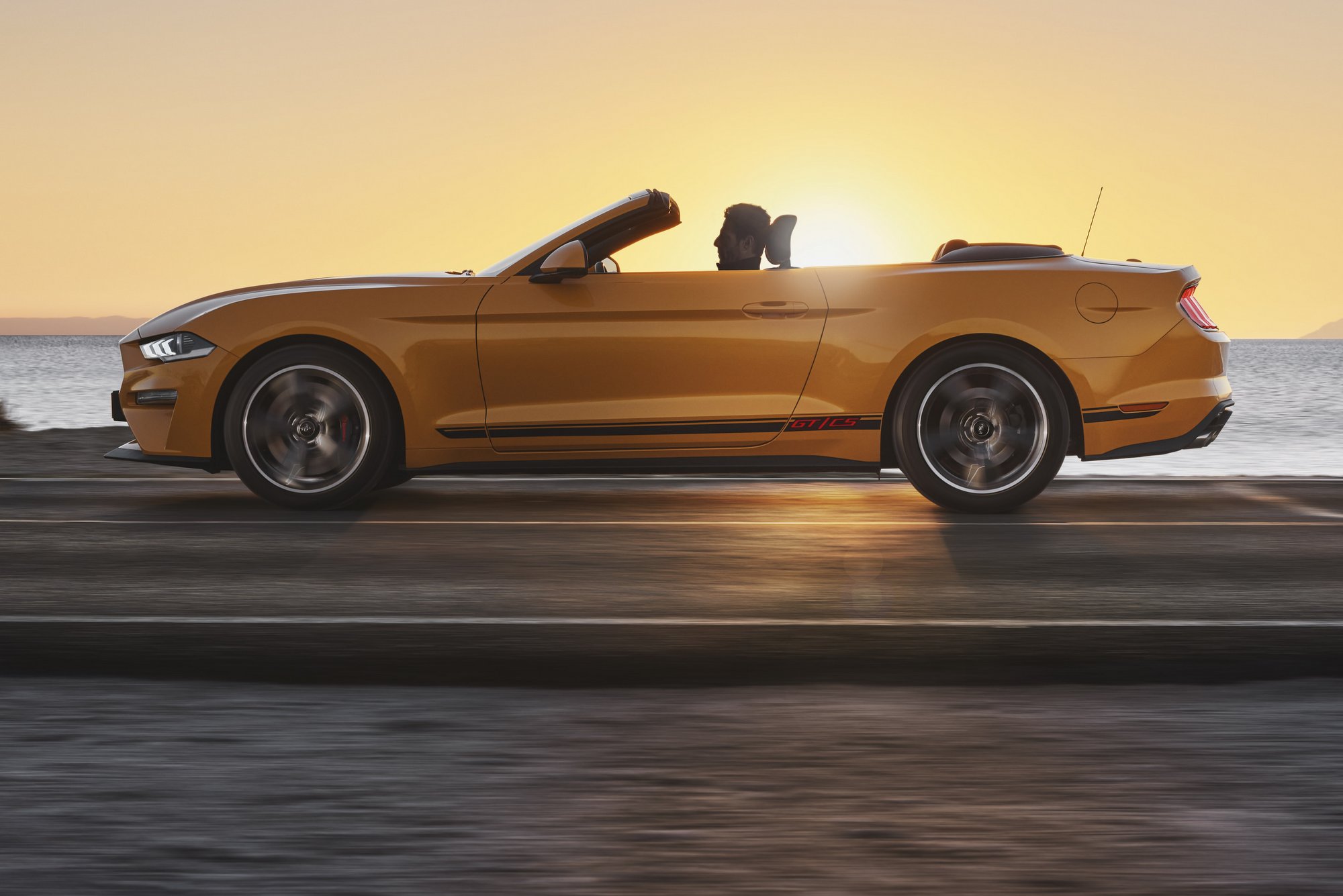 Ezzel a Mustanggal csak napsütésben stílusos autózni 7