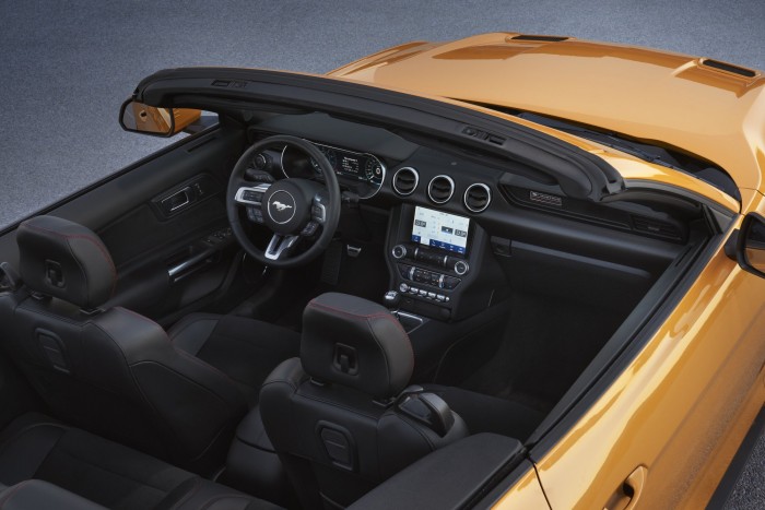 Ezzel a Mustanggal csak napsütésben stílusos autózni 6