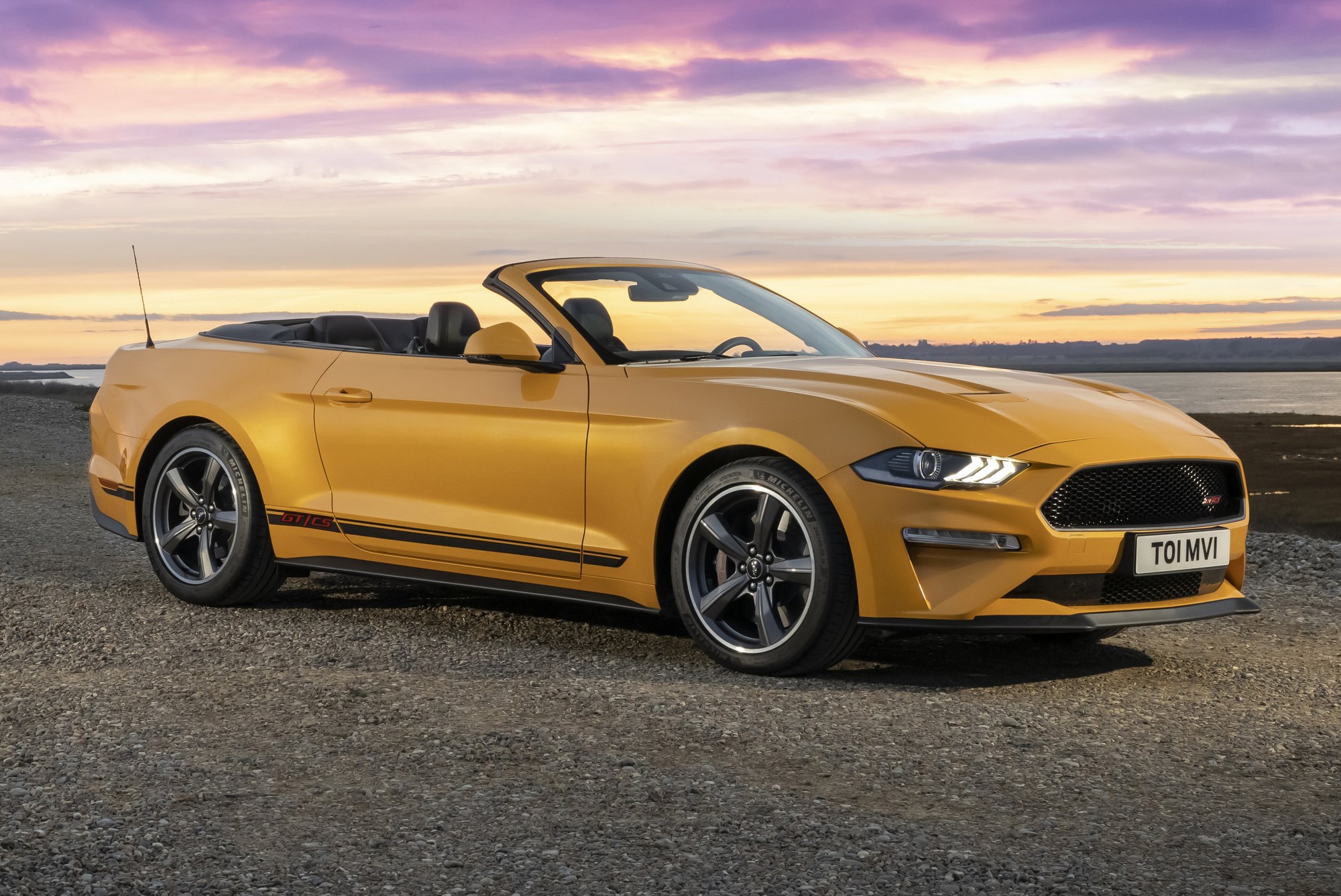 Ezzel a Mustanggal csak napsütésben stílusos autózni 22