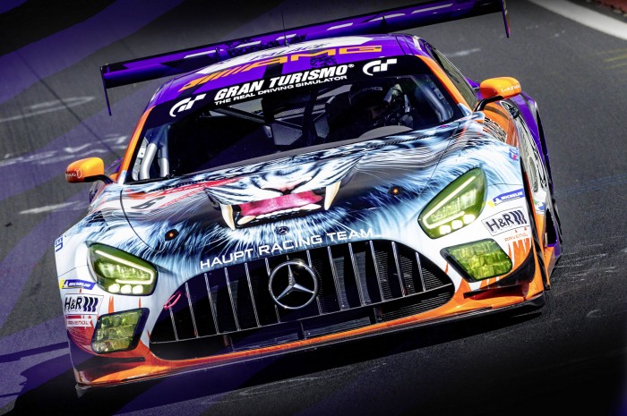 Divatcég színezte ki a Mercedes sportautóit 1