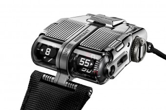 Ez a százmilliós karóra úgy nyílik, mint egy motorháztető