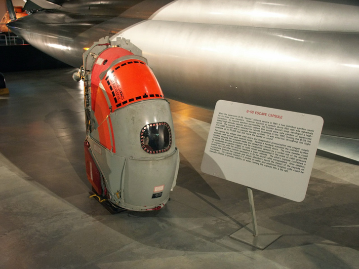 Medvét katapultáltak egy amerikai bombázóból, és ez nem vicc 2 Medvét katapultáltak egy amerikai bombázóból, és ez nem vicc 2