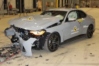 Belül biztonságos az új BMW kupé, kívül kevésbé 21