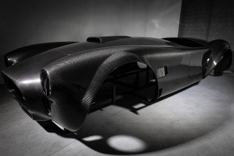 Autórajongóknak ez a fekete szénszálas műanyag kád is izgató látvány