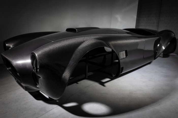 Autórajongóknak ez a fekete szénszálas műanyag kád is izgató látvány 2