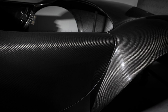 Autórajongóknak ez a fekete szénszálas műanyag kád is izgató látvány 3