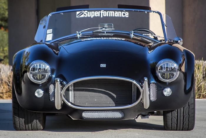 Autórajongóknak ez a fekete szénszálas műanyag kád is izgató látvány 1