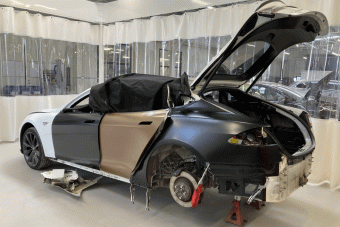 Spéci módszerekkel születnek újjá az összezúzott Teslák Budán