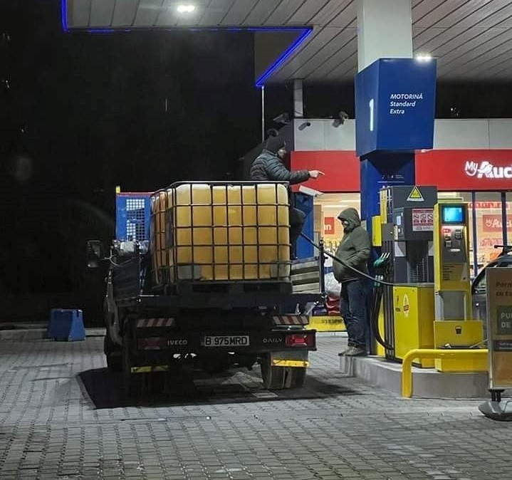 Képeken a román benzinpánik, így rohamozták meg a kutakat 4 Képeken a román benzinpánik, így rohamozták meg a kutakat 4