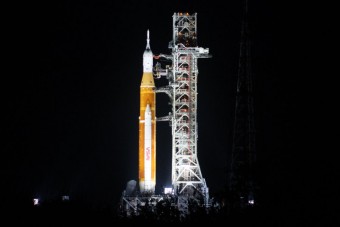 Már a kilövés helyén a NASA gigantikus rakétája