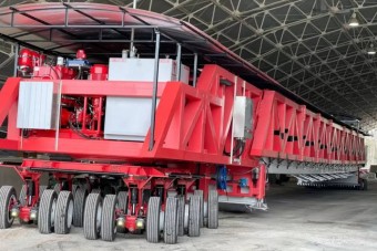 Ezzel a 120 tonnás géppel halálra lehet kínozni az utakat