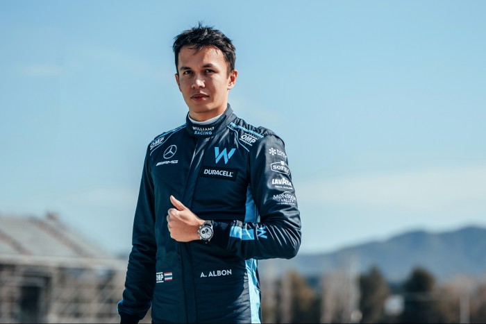 Elegáns órát kapott a Forma-1-es csapat