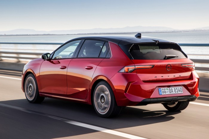 ¿Qué muestra el nuevo Opel Astra en las carreteras húngaras?  176