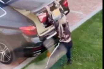 Elektromos csomagtérajtóval kergette őrületbe párját