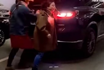 Testükkel védték a kiszemelt parkolóhelyet, de a beálló autóst ez hidegen hagyta