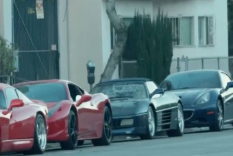 Luxusautók foglalják el a parkolóhelyeket, a helyiek pedig berágtak