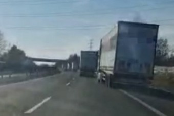 Több százezer forintra büntettek egy M1-esen kacsázó részeg kamionost