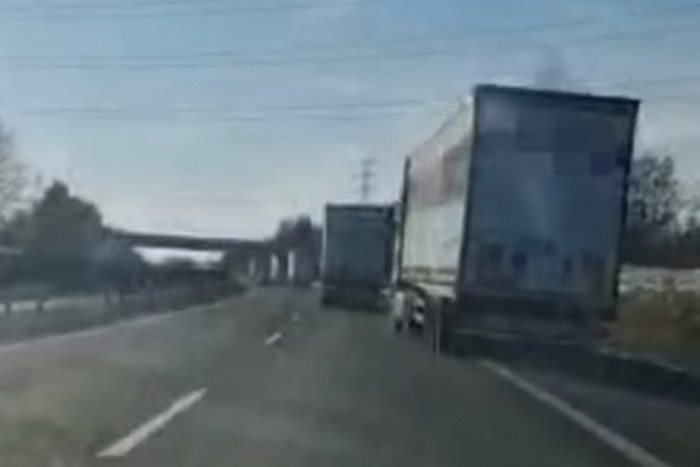 Több százezer forintra büntettek egy M1-esen kacsázó részeg kamionost