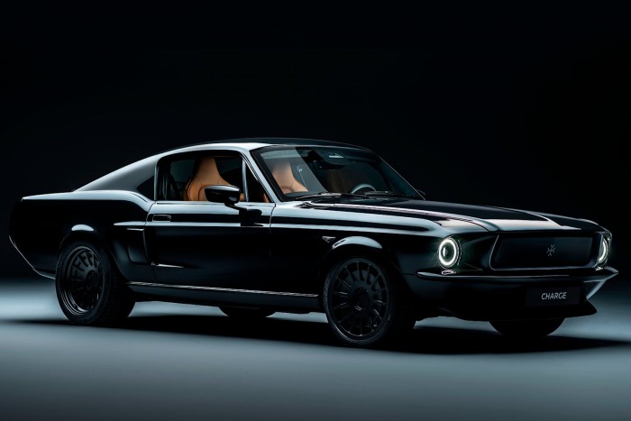 Villanymotort dugnak a klasszikus Mustang orrába