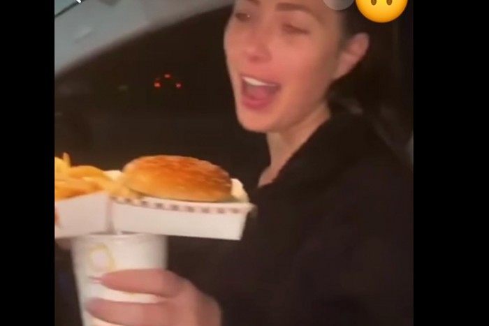 Itt a bizonyíték, hogy miért nem eszünk a volán mögött