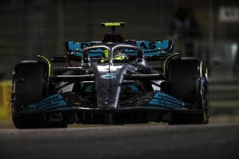 Hamilton: Rémálom volt vezetni a Mercedest
