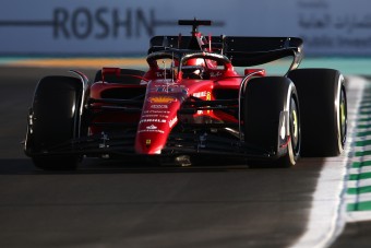 F1: A Ferrari az élen Szaúd-Arábiában, támadás a pálya mellett