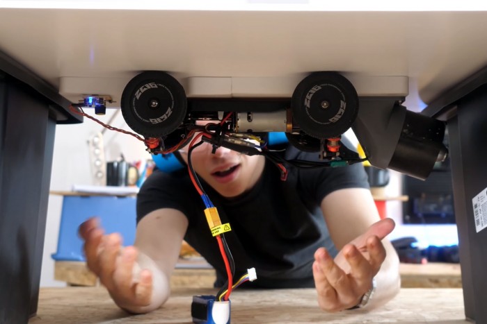 Ez a kisautó a plafonon is képes haladni