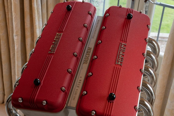 Makulátlan használt Ferrari, amit csak a szobában élvezhetsz