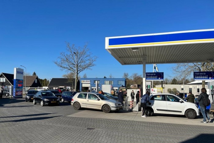 Féláron adják a benzint egy holland kúton, de van egy trükk a dologban