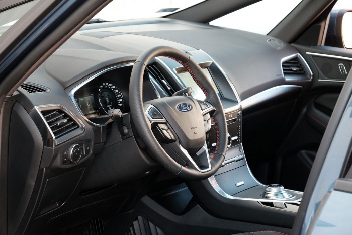 Lehet valami takarékos benzinmotorral is? Teszten a Ford S-Max Hybrid 113 Lehet valami takarékos benzinmotorral is? Teszten a Ford S-Max Hybrid 113