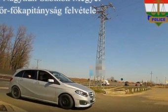 Hangulatos zenére hajtott a forgalommal szemben Szajolnál