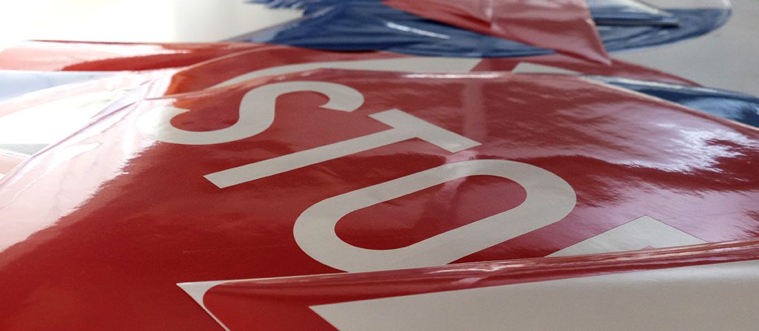 Így készül a hazai KRESZ-tábla