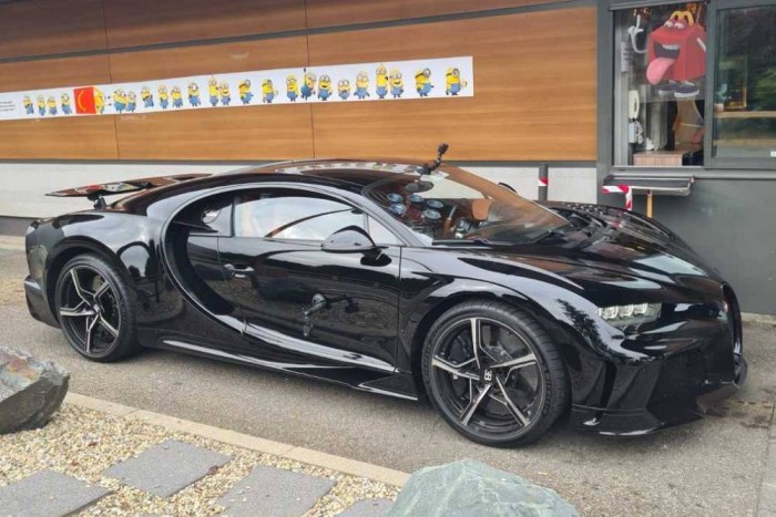Kínlódás a hétköznapi élet egy Bugatti Chiron volánja mögött