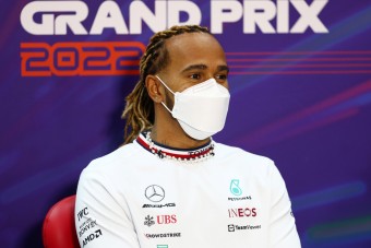 F1: Büntetéssel kezdi az évet Hamilton