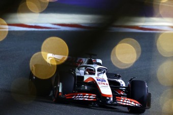 Elképesztő fordulat az F1-ben, remekelt a visszatérő pilóta