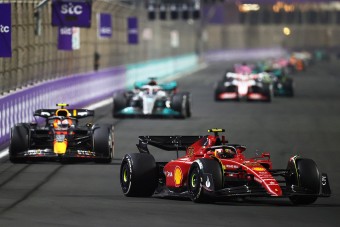 F1: Sainz jól beolvasott a versenyirányításnak