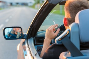 Milliós bírsággal sújthatják az autóban dohányzókat egy európai országban 