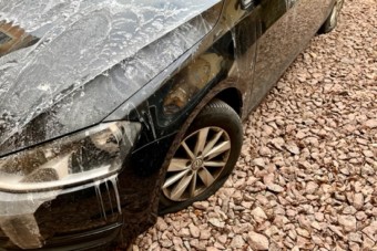 Egy autó összes elemét bekenték savval Pesten