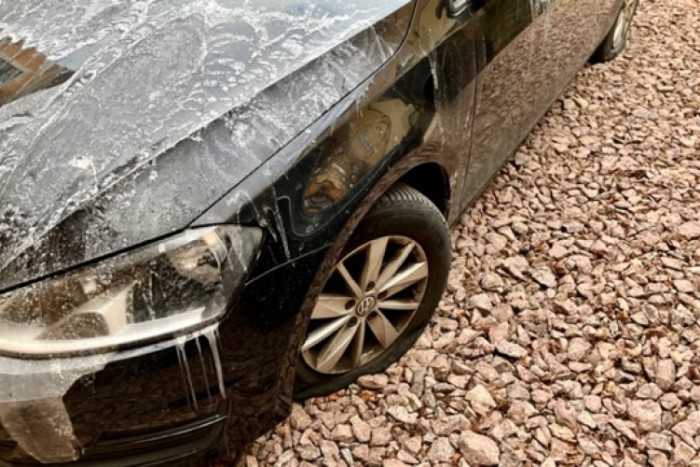 Egy autó összes elemét bekenték savval Pesten