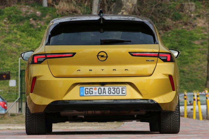 ¿Qué muestra el nuevo Opel Astra en las carreteras húngaras?  180