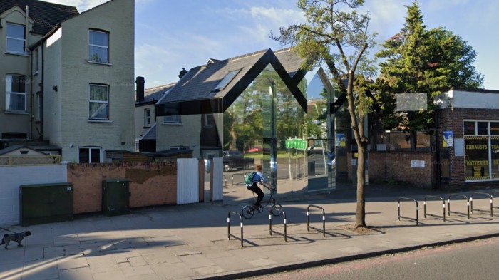 Egyszerű trükk miatt lett szinte láthatatlan ez a ház 1