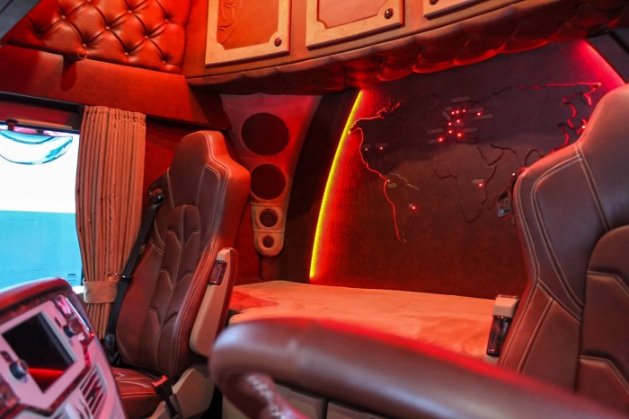 Különleges nyergest faragtak ebből az Iveco S-Way-ből 2