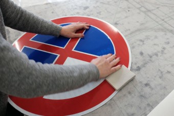 Így készül a hazai KRESZ-tábla