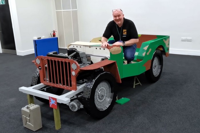 Két évig építették, egy pillanat alatt tört össze az autó