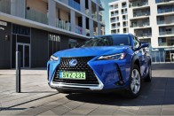 Vezettük a Lexus első villanyautóját, a UX 300e-t! 25