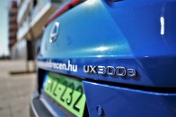 Vezettük a Lexus első villanyautóját, a UX 300e-t! 34