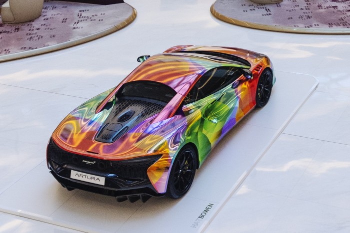 Összepingáltak egy hibrid szupersportkocsit 8