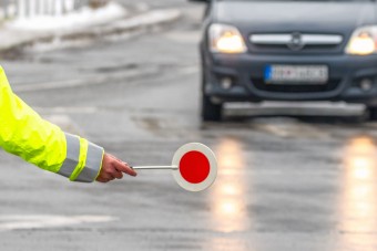 Megállíthatja az autóst a tűzoltó? És a vadász?